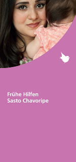 Mutter mit Kind im Arm; Malve färbiger Hintergrund mit einem kleinen weißen Vogel Mutter mit Kind im Arm; Malve färbiger Hintergrund mit einem kleinen weißen Vogel