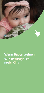 Eine Frau die Ihr Baby im Arm hält; das Baby hat eine rosa Schleife am Kopf und dunkles Haar; Grün färbiger Hintergrund mit einem kleinen weißen Vogel Eine Frau die Ihr Baby im Arm hält; das Baby hat eine rosa Schleife am Kopf und dunkles Haar; Grün färbiger Hintergrund mit einem kleinen weißen Vogel