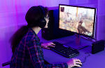 Symbolbild in Form einer Frau, die vor einem PC sitzt und spielt. Symbolbild in Form einer Frau, die vor einem PC sitzt und spielt.