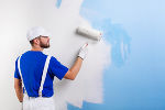 Symbolbild mit einem Maler, der eine Wand neu streicht. Symbolbild mit einem Maler, der eine Wand neu streicht.