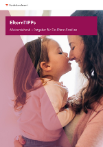 Titelbild: Mutter hält kleines Mädchen am Arm und kuschelt Titelbild: Mutter hält kleines Mädchen am Arm und kuschelt