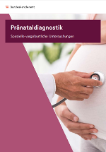 Titelbild: Bauch einer schwangeren Frau wird mit einem Stethoskope abgehört Titelbild: Bauch einer schwangeren Frau wird mit einem Stethoskope abgehört