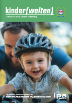Kind mit Helm auf dem Fahrrad, von Erwachsenem begleitet. Leitfaden für einen sicheren Kindrealltag.