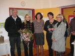 MitarbeiterInnen der Nachmittagsbetreuung „Activity“ und LR.in Grossmann mit überreichten  Blumen