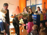 Kind im Kindergarten Lichendorf überreicht der LRin einen Blumenstrauss