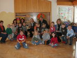 Gruppenfoto mit Weinburger - Kindergartenkinder und Landesrätin