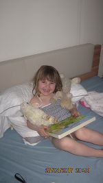 Julia aus Staudach liest am liebsten für ihr Lieblingstier, das Schaf © Weidinger