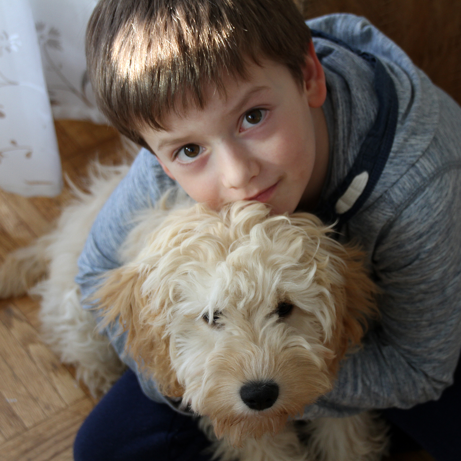 Christoph, 6 Jahre, mit Hündin Sunny