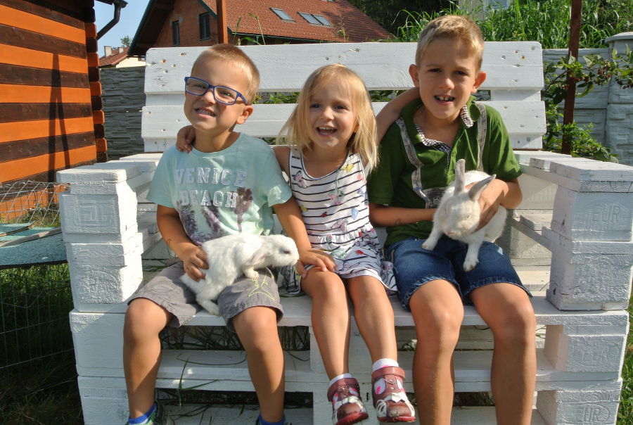 Timo, Lea und Felix mit ihren Lieblingshasen