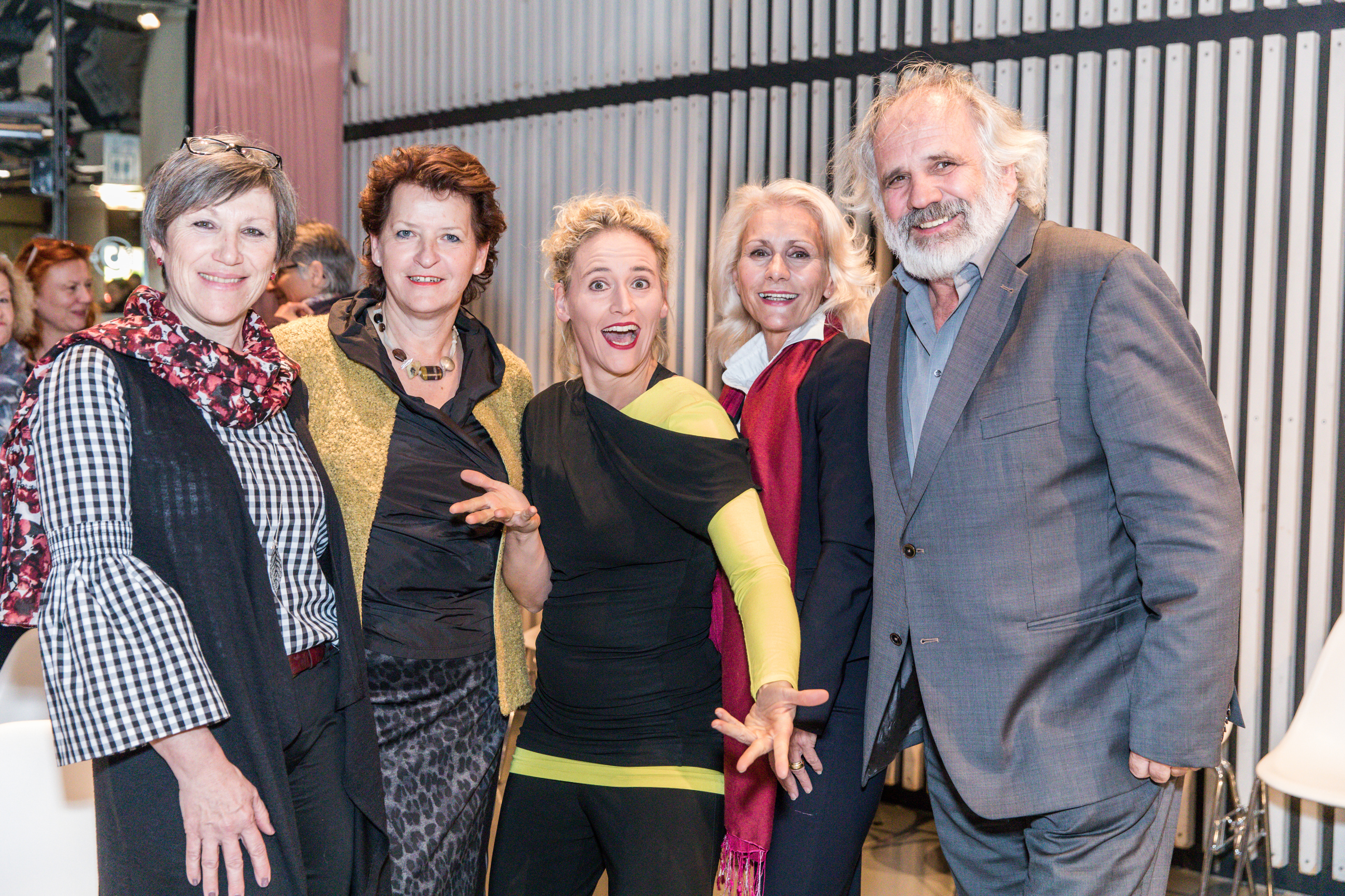 v.l.n.r.: Doris Fleck (Institut für Familienfragen), LRin Mag.a Ursula Lackner,McBee Sabine Wallner,  Prof.in Dr.in Martina Leibovici-Mühlberger, MSc,  Dr. Philip Streit (Institut für Kind, Jugend und Familie)
