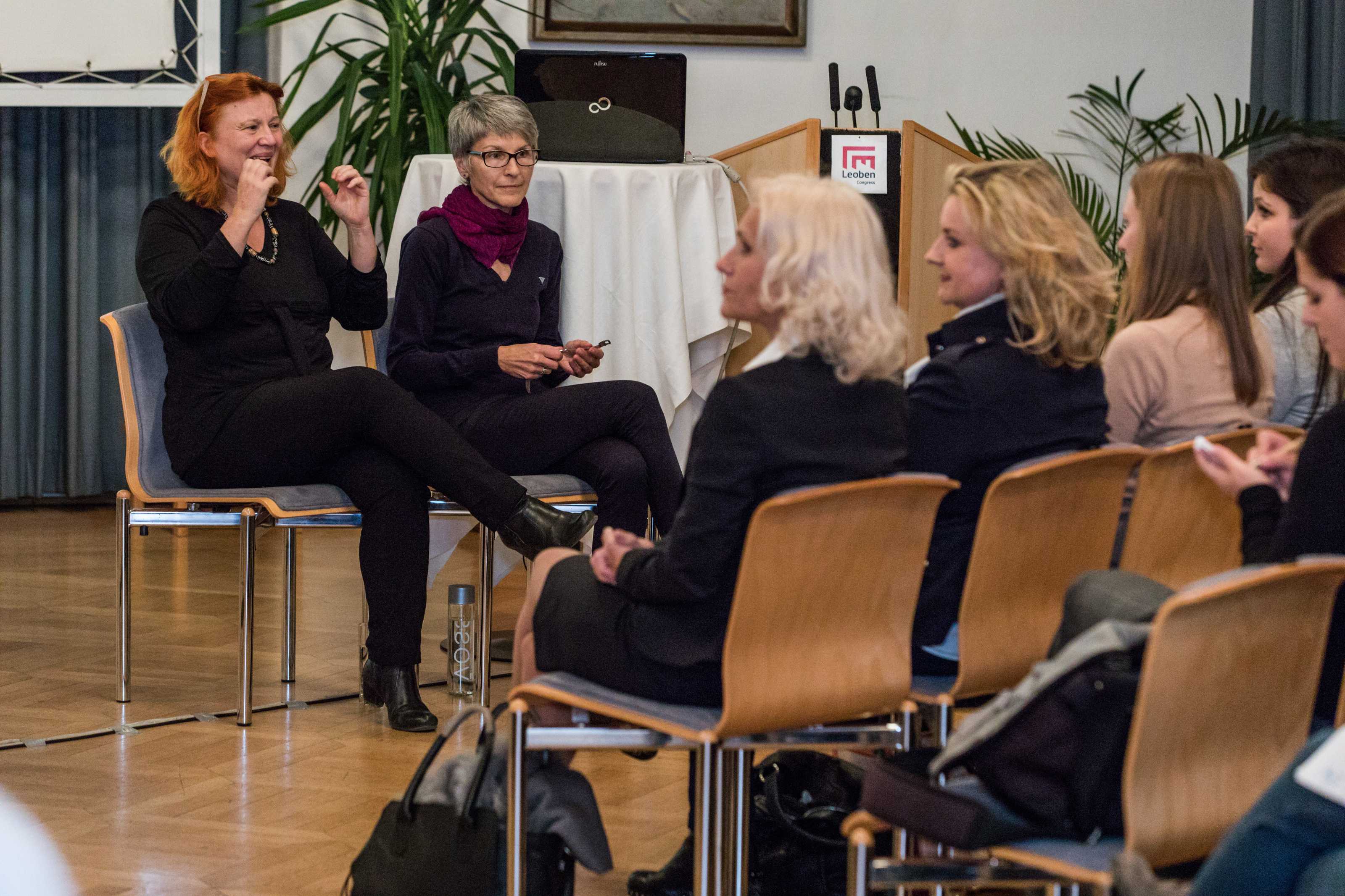 Gebärdensprachdolmetsch v.l.n.r.: DSAin Michaela Schönberger und Mag.a Karin Hofstätter