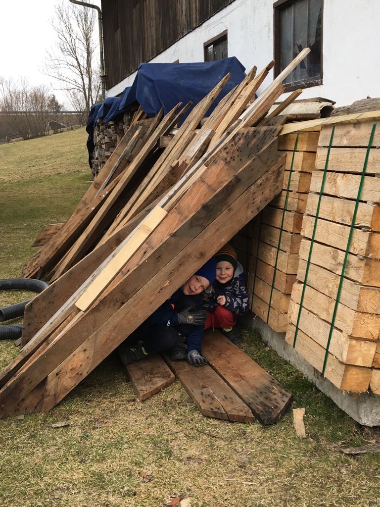 Tobias und Jakob in ihrem selbst gebauten Haus :) 