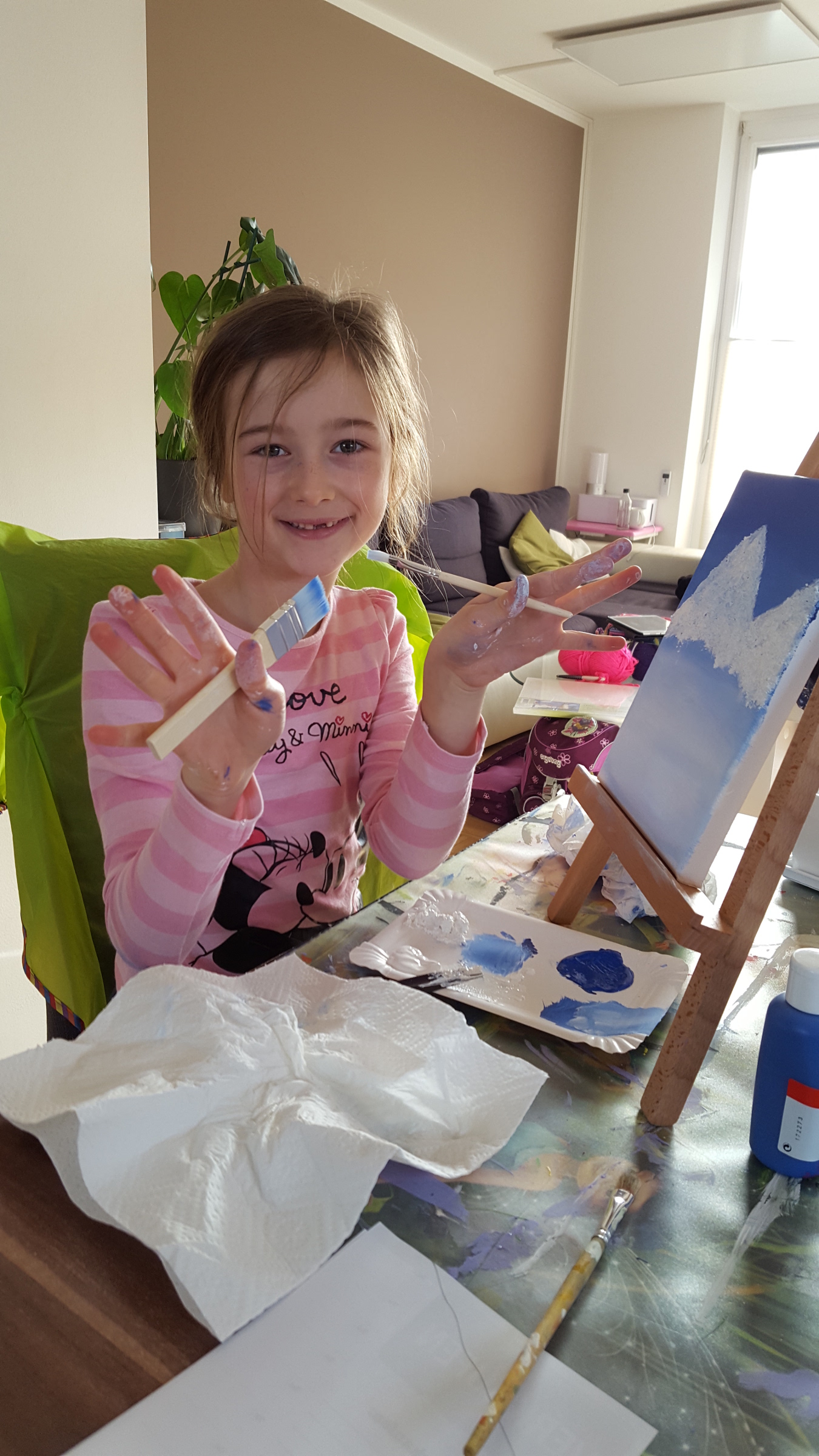 Emilia, 7 Jahre, mit ihrer großen Leidenschaft, der Acrylmalerei ....