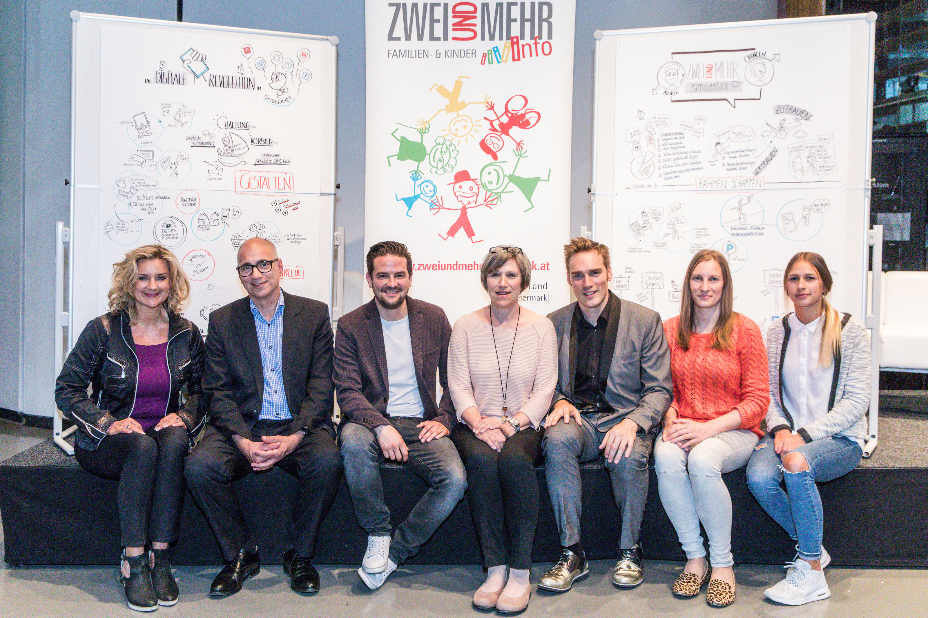 v.l.n.r.: HR<sup>in</sup> Mag.<sup>a</sup> Alexandra Nagl - Leiterin der Fachabteilung Gesellschaft, Thomas Feibel - Medienexperte, Christian Barboroc -  Safer Internet, Doris Fleck - Institut für Familienfragen, Paul Sommersguter - Moderator, Birgit Kraus - Organisation Referat Familie, Erwachsenenbildung und Frauen sowie Kerstin Geimer - Digital Native 