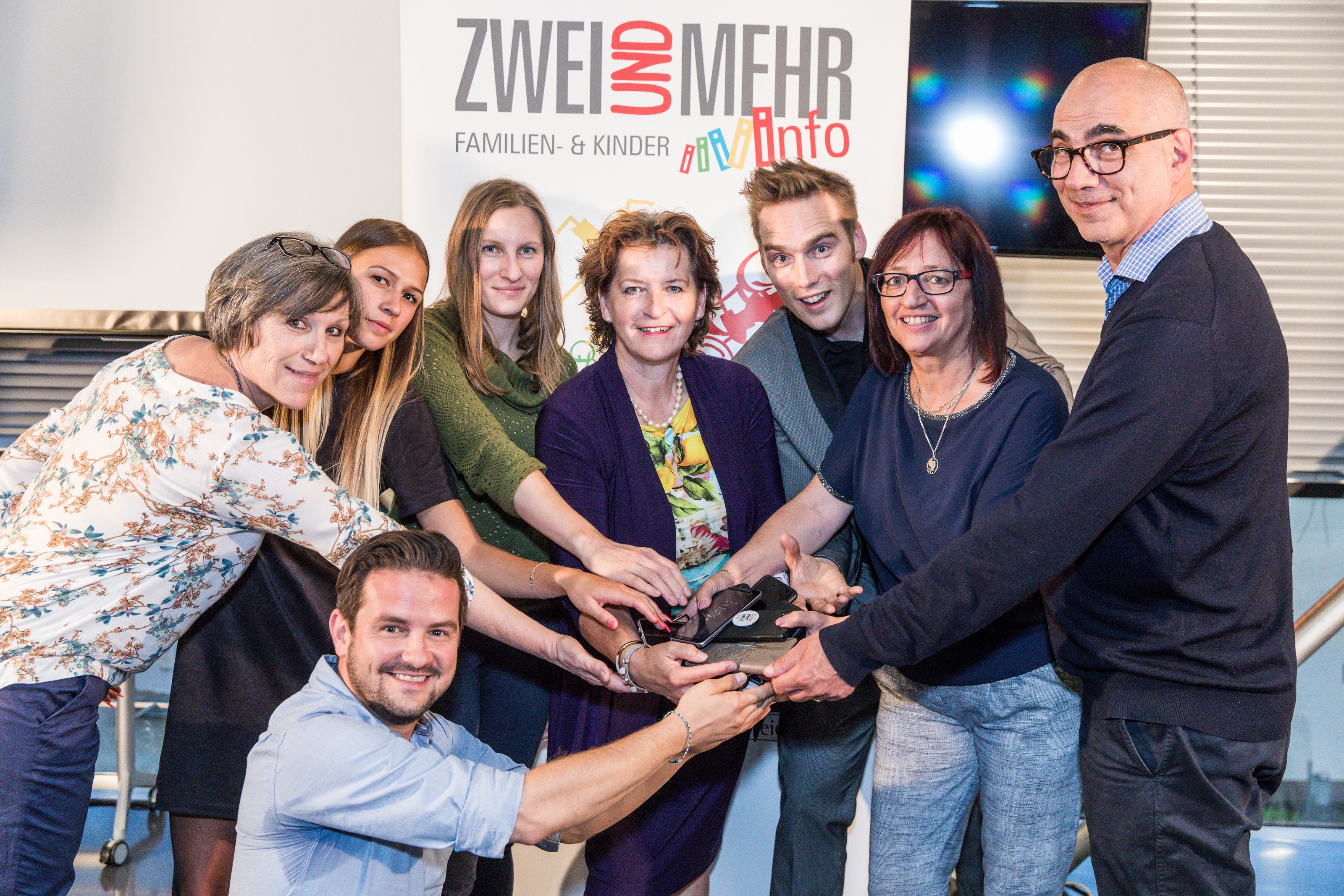 v.l.n.r.: Christian Barboric - Safer Internet-Trainer, Geschäftsführer der ITSchool Christian Barboric, Doris Fleck -  Dipl. LSB, Referentin in der Elternbildung, Leiterin der Beratungsstelle Institut für Familienfragen, Kerstin Geimer - Lehrling beim Land Steiermark, Digital Native, Birgit Kraus - Referat Familie, Erwachsenenbildung und Frauen, Landesrätin Mag.<sup>a</sup> Ursula Lackner, Anita Hornbacher, Paul Sommersguter - zauberhafte Moderation sowie der Medienexperte Thomas Feibel