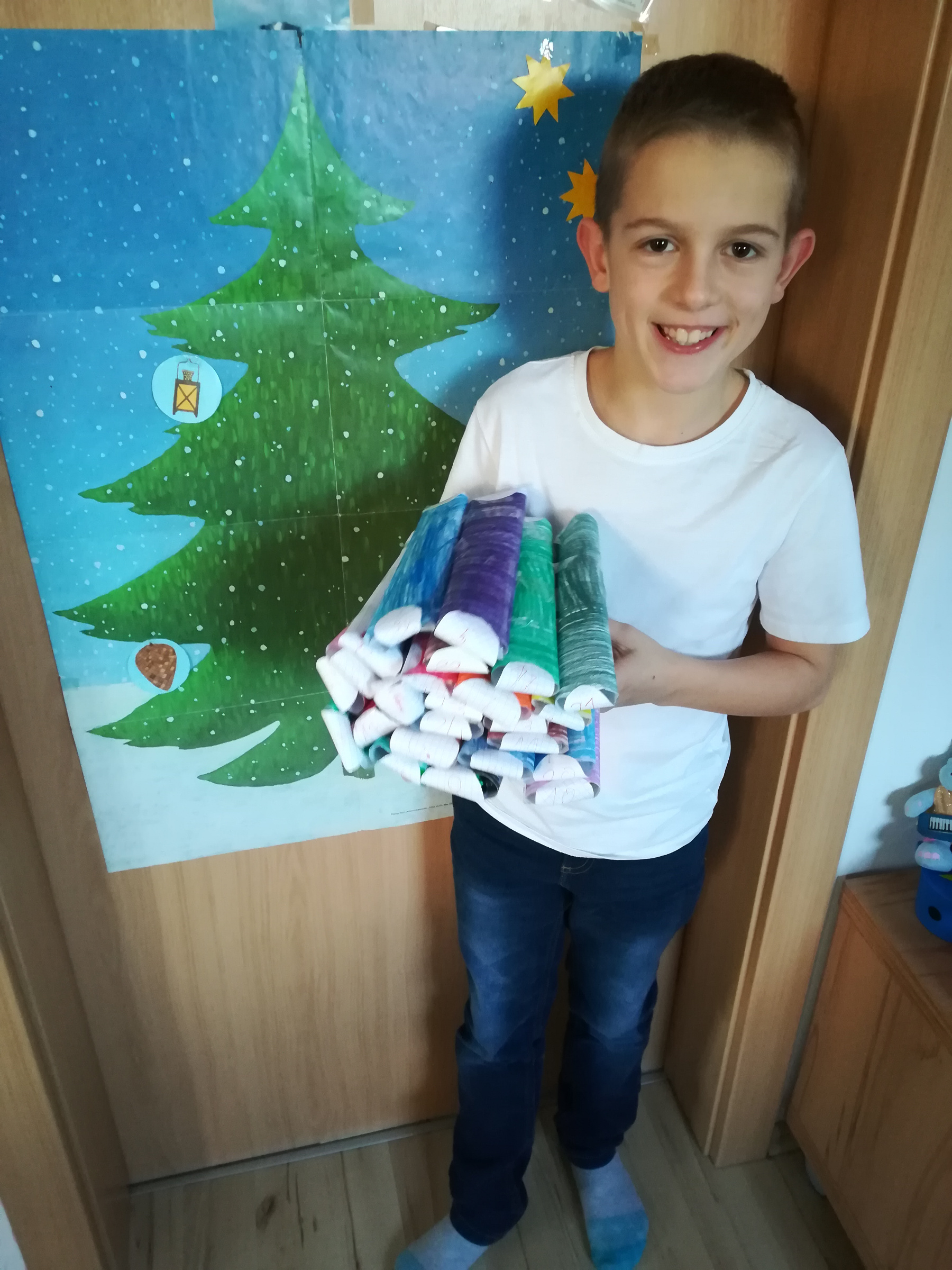 Felix (10) mit einem selbst gebastelten Adventkalender für seine Familie.