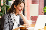 Elternbildung von zu Hause aus © Gettyimages / Jackscoldsweat Elternbildung von zu Hause aus