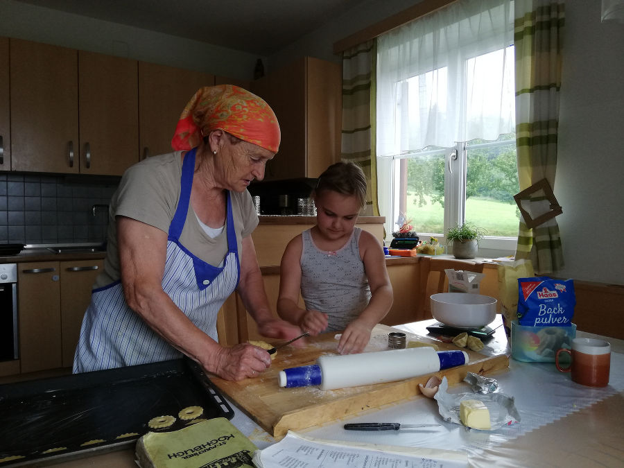 Julia (7) kann zwar  alleine noch nicht kochen, hilft aber liebend gerne ihrer Oma beim Kekse backen. 