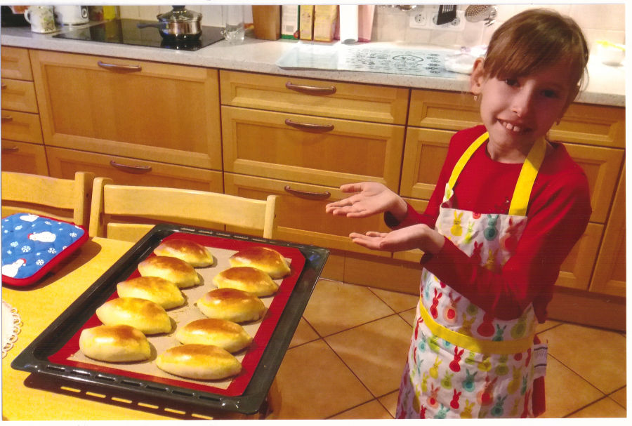 Veronika ist 9 und kocht sehr gerne, aktuell Teigtaschen Piroschki.  