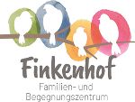 Logo Familien- und Begegnungszentrum Finkenhof in Form des Schriftzuges und Vögeln, die auf einem Ast sitzen