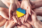 Symbolbild zur Unterstützung von Menschen aus der Ukraine (Hände mit Herz in den Landesfarben) Symbolbild zur Unterstützung von Menschen aus der Ukraine (Hände mit Herz in den Landesfarben)