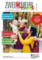 Titelbild der Herbstausgabe 2022, Eltern mit ihrem Kind auf dem Arm 