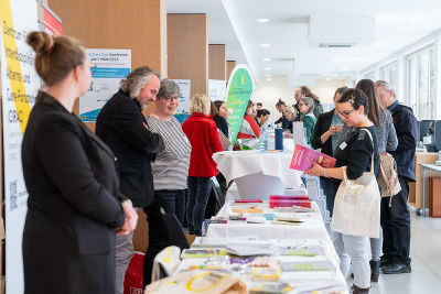 Foto von den Marktständen, an diesen konnten Informationen eingeholt und ausgetauscht werden Foto von den Marktständen, an diesen konnten Informationen eingeholt und ausgetauscht werden