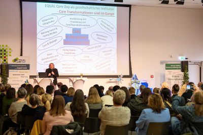 Impulsvortrag von Assoz. Prof. Mag. Dr. Klaus Wegleitner, Zentrum für Interdisziplinäre Alters- und Care-Forschung (CIRAC) samt Publikum Impulsvortrag von Assoz. Prof. Mag. Dr. Klaus Wegleitner, Zentrum für Interdisziplinäre Alters- und Care-Forschung (CIRAC) samt Publikum