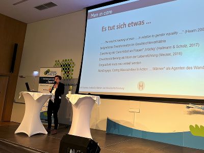 Referentin Elli Scambor auf der Bühne, davor das Publikum Referentin Elli Scambor auf der Bühne, davor das Publikum