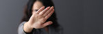 Eine Frau streckt vor sich die Hand vor das Gesicht. Eine Frau streckt vor sich die Hand vor das Gesicht.