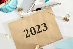 Symbolbild in Form eines Blattes Papier, dieses ist mit der Jahreszahl 2023 beschriftet, weiters sind Büroutensilien wie eine Füllfeder, Klammern usw. ersichtlich. Symbolbild in Form eines Blattes Papier, dieses ist mit der Jahreszahl 2023 beschriftet, weiters sind Büroutensilien wie eine Füllfeder, Klammern usw. ersichtlich.
